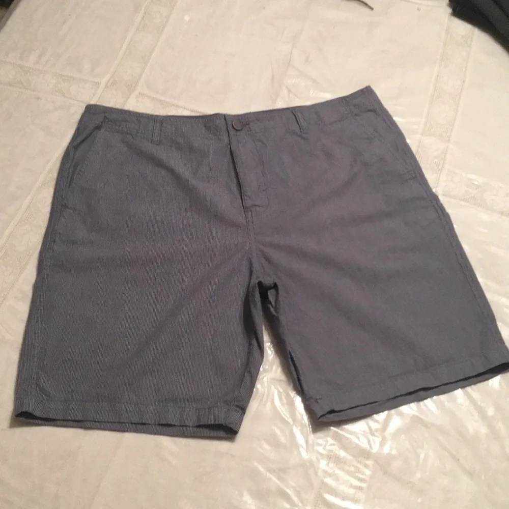 Calvin Klein Men Shorts Classic Pinstriped casual weekend men’s size 38